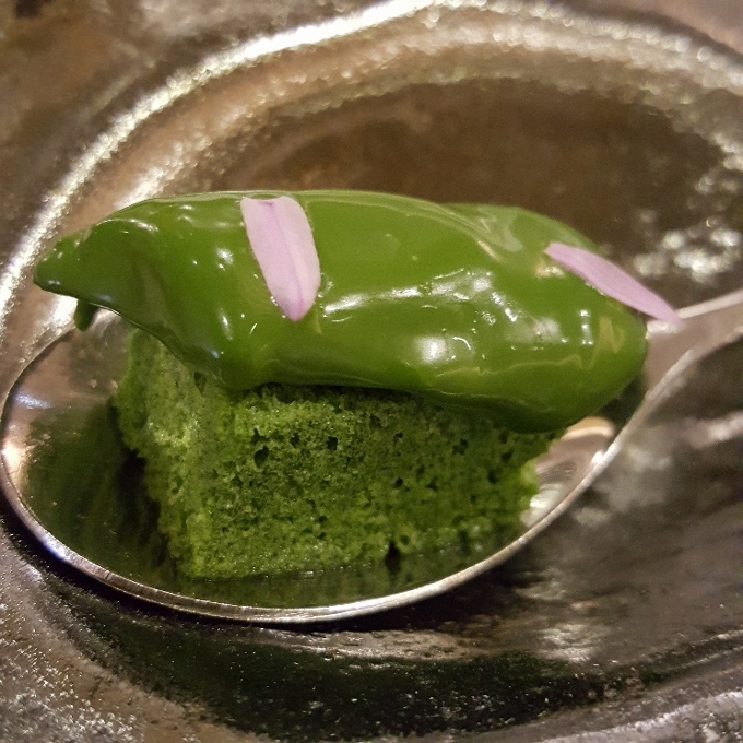 Alevante (Cococha de pescadilla en salsa verde sobre brioche infusionado con plancton)
